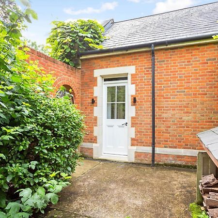 The Annexe - Beautiful Apartment With Garden Close To Heathrow And Windsor Staines-upon-Thames מראה חיצוני תמונה