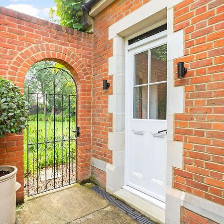 The Annexe - Beautiful Apartment With Garden Close To Heathrow And Windsor Staines-upon-Thames מראה חיצוני תמונה